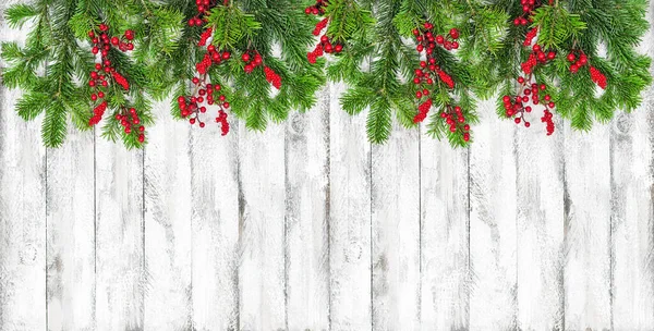 白い素朴な風化した木製の背景にクリスマスの装飾 — ストック写真