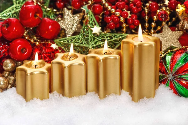 Quattro Candele Accese Con Ornamenti Rossi Decorazione Dell Avvento Natale — Foto Stock