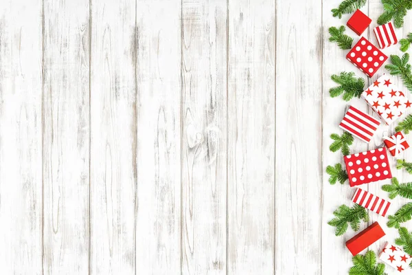 圣诞节边境 白色木制背景的礼品盒和松树枝条 — 图库照片