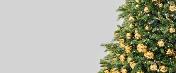 Pohon Natal Dengan Ornamen Emas Dan Lampu Spanduk Panjang — Stok Foto