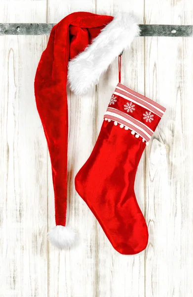 クリスマスの装飾赤い靴下とサンタの帽子 クリスマスストッキング — ストック写真