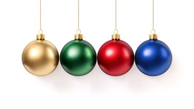 Beyaz arka planda izole edilmiş renkli Noel mücevherleri. Noel topları arka arkaya sallanıyor.