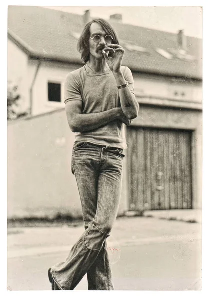 Alemania Berlín Noviembre 2023 Foto Vintage Hombre Fumador Que Usa Imágenes De Stock Sin Royalties Gratis