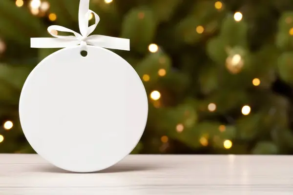 リボンの弓が付いている円形の陶磁器の装飾 クリスマスの装飾がモックアップ ストックフォト