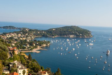 Limanı ve tekneleri olan Akdeniz kıyı kasabası. Deniz manzarası. Seyahat tatili. 