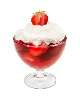 Çilek ve ahududu reçeli, beyaz arka planda izole edilmiş kremalı dondurma kasesinde. Yakın plan..