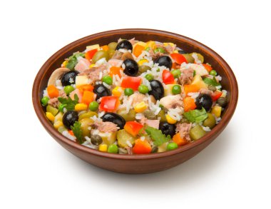 Beyaz arka planda izole edilmiş kahverengi seramik salata kasesinde ton balıklı İtalyan pirinç salatası.. 