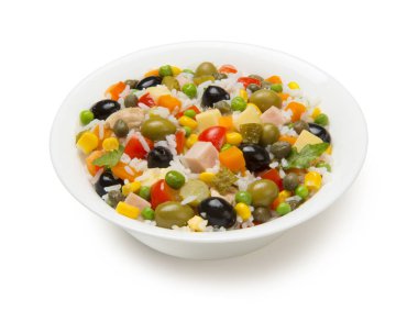 Beyaz arka planda izole edilmiş beyaz porselen bir salata kasesinde İtalyan pirinç salatası..