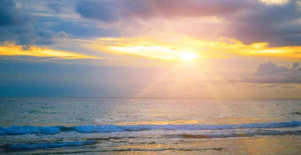 Восход Солнца Морском Фоне Катящиеся Волны Берегу Красочным Океанским Пляжем — стоковое фото