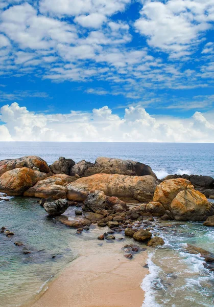 Rocky Sea Beach Blue Tropical Ocean Beautiful Cloudy Sky Vertical — Stock Photo, Image