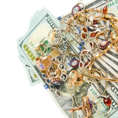 Beyaz arka planda izole edilmiş Amerikan doları ve mücevherleri.