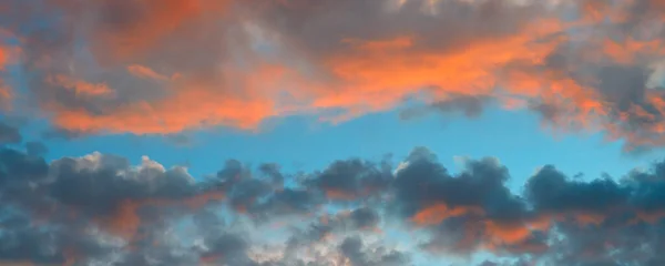 Promienie Słońca Kolorowych Chmurach Fantastyczne Niebo Zmierzchu Szerokie Zdjęcie — Zdjęcie stockowe
