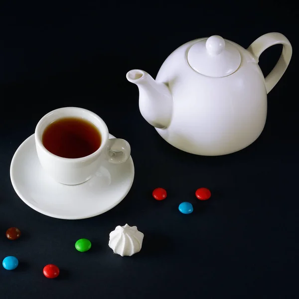 茶壶和一杯红底茶 — 图库照片