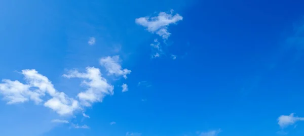 Cielo Azul Nubes Cúmulos Luz Foto Amplia — Foto de Stock