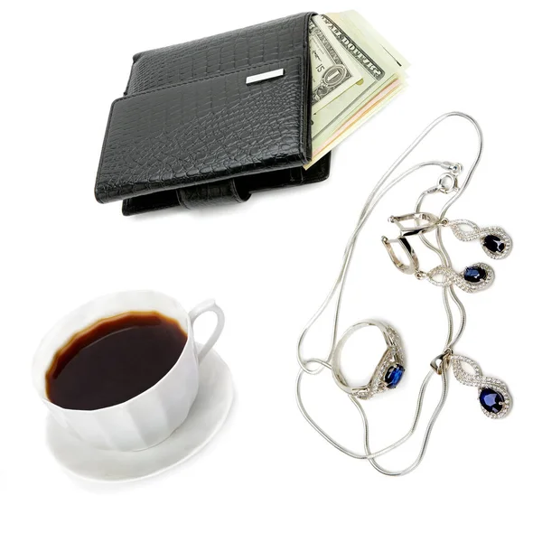 钱包与美元 一套珠宝蓝宝石和一杯咖啡隔离在白色的背景 胶原蛋白概念 商业与成功 — 图库照片