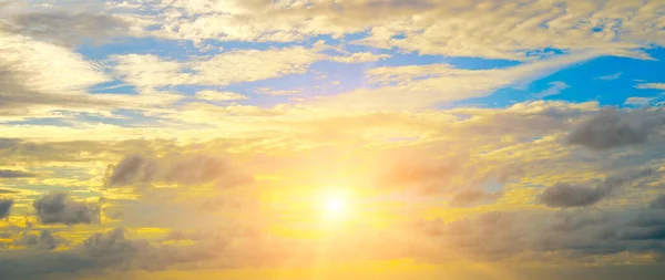 Strahlender Sonnenaufgang Über Dem Horizont Himmel Mit Schönen Wolken — Stockfoto
