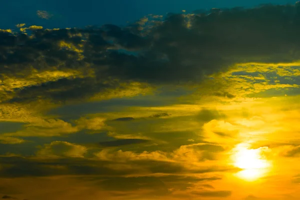Zachód Słońca Silnymi Chmurami Barwnymi Promienie Świetlne Inne Efekty Atmosferyczne — Zdjęcie stockowe