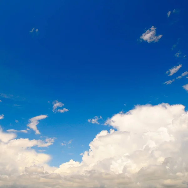 Ciel Bleu Avec Beaux Nuages Blancs Naturels — Photo