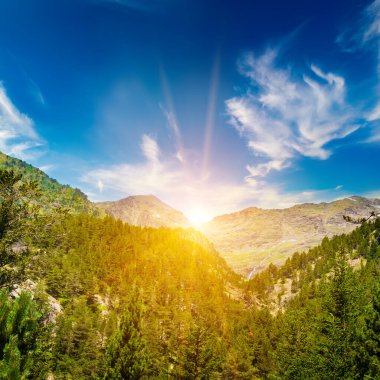 Andorra 'daki dağ manzarası. Ufkun üzerinde parlak gün doğumu. Tatil ve seyahat kavramı.