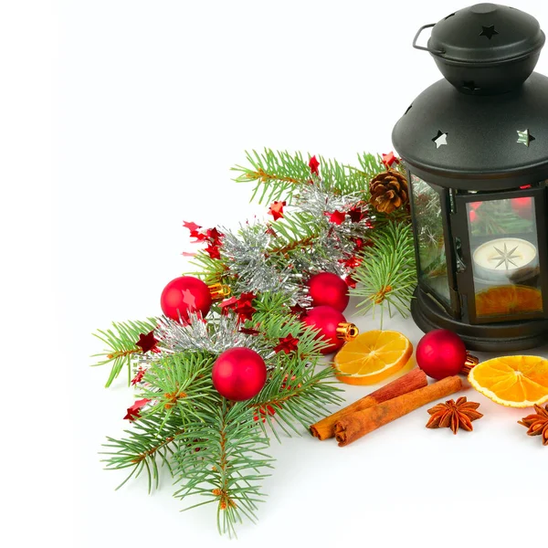 Weihnachtsdekor Laterne Fichtenzweige Weihnachtskugeln Zapfen Zimtstangen Sternanis Orange Auf Weißem — Stockfoto