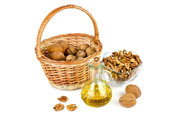 Ořechy Košíku Přírodní Ořechový Olej Izolované Bílém Pozadí — Stock fotografie