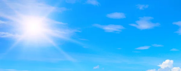 Vacker Blå Sommarhimmel Med Fluffiga Moln Och Ljus Sol Som — Stockfoto