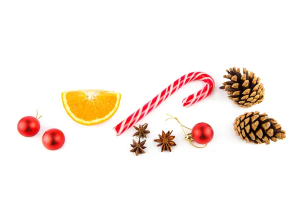 Weihnachtsdekor Zuckerstange Zapfen Orange Und Glaskugeln Isoliert Auf Weißem Hintergrund — Stockfoto