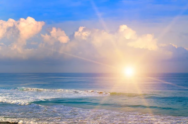 从海底升起的太阳 在海岸上翻滚的波浪和五彩斑斓的海滩 — 图库照片
