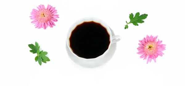 白を基調としたコーヒーとピンクの菊のカップ 広い写真 — ストック写真