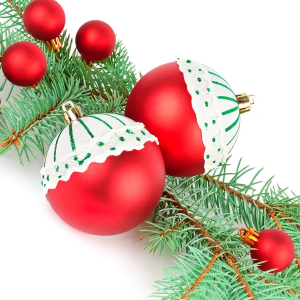 クリスマス ボールと緑スプルースの枝 白い背景の分離 — ストック写真