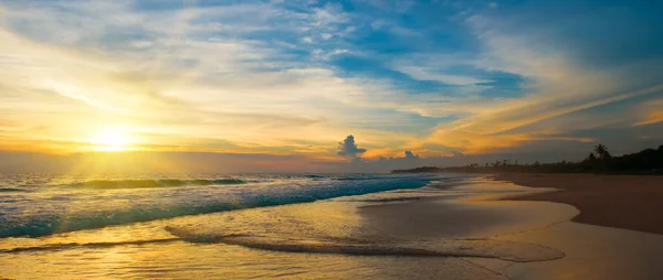 Закат Над Пляжем Моря Широкое Фото — стоковое фото