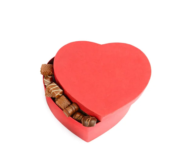 Шоколадные Конфеты Красной Коробке Форме Сердца Изолированы Белом Фоне — стоковое фото