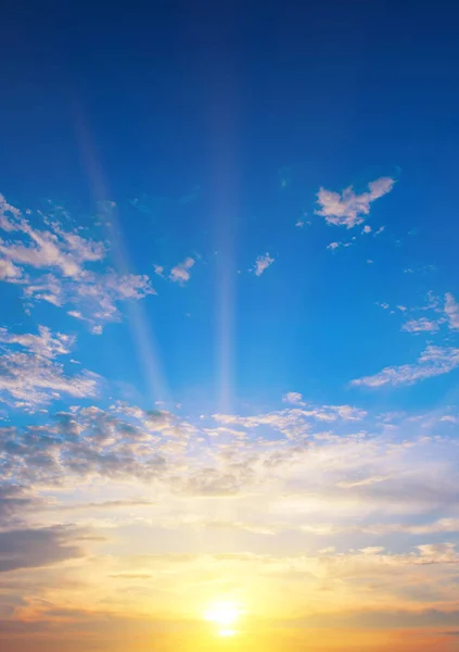 強い色の雲の光線と他の大気の影響と日没 垂直写真 — ストック写真