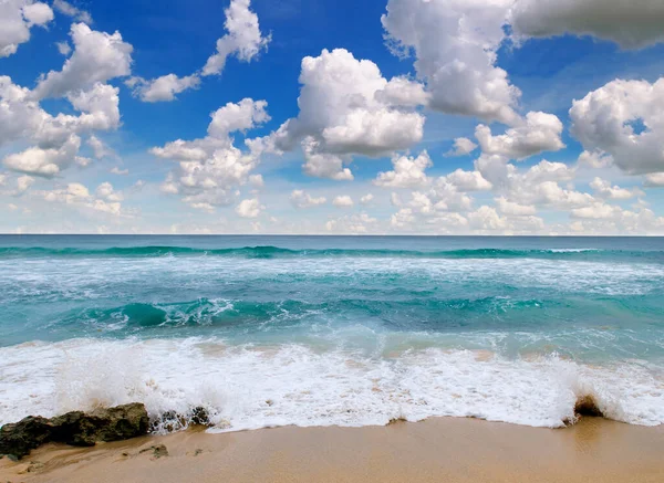Praia Tropical Areia Quente Amarela Mar Verão Com Céu Espaço — Fotografia de Stock