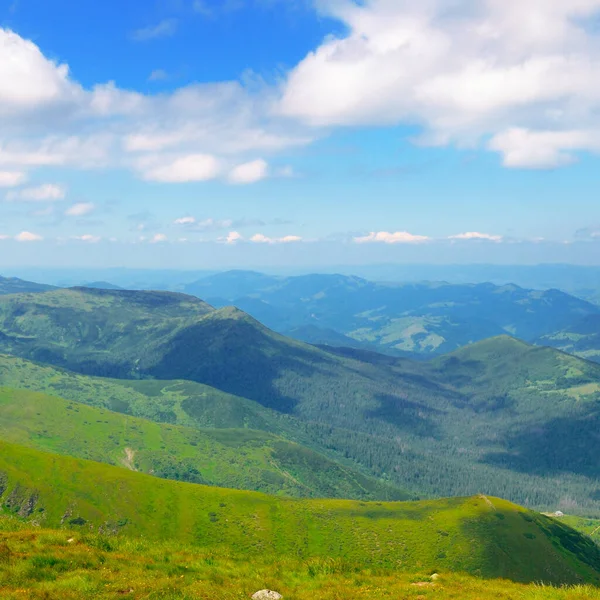 Karpackie Góry Szczyty Górskie Doliny Piękne Zachmurzone Niebo Widok Góry — Zdjęcie stockowe