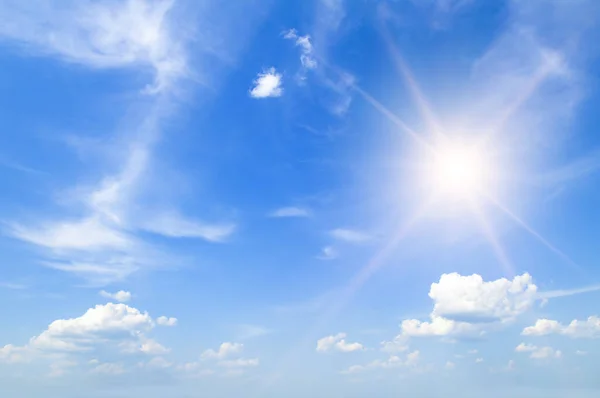 Красивое Голубое Летнее Небо Пушистыми Облаками Ярким Солнцем Заднем Плане — стоковое фото