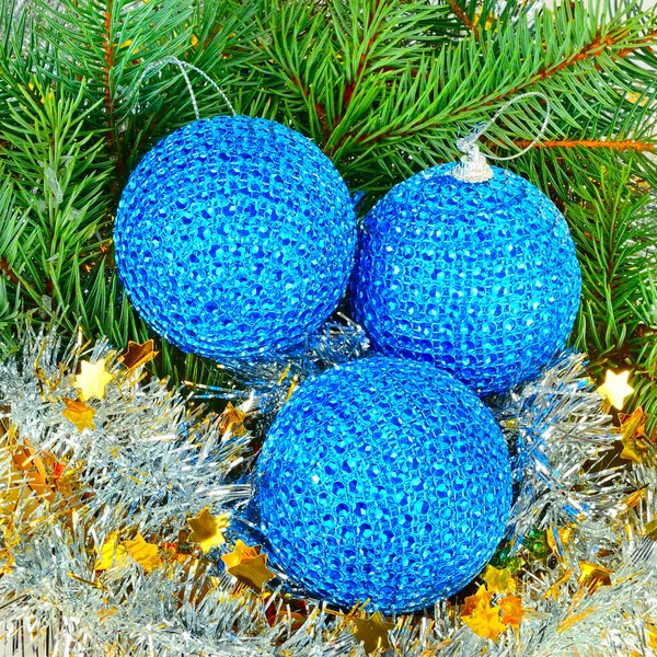 Een Takje Van Spar Blauwe Kerstballen Glanzende Tinsel Achtergrond — Stockfoto