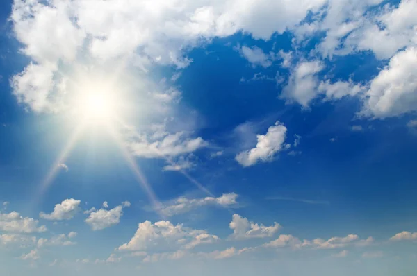Красивое Голубое Летнее Небо Пушистыми Облаками Ярким Солнцем Заднем Плане — стоковое фото