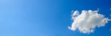 Güzel doğal beyaz bulutları olan mavi gökyüzü. Geniş resim.