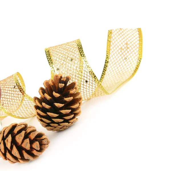 Borovicové Kužely Zlatá Ozdobná Stuha Izolované Bílém Pozadí Vánoční Symbol — Stock fotografie