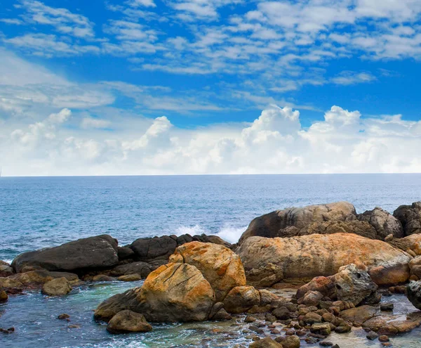 Каменистый Морской Пляж Голубой Океан Красивое Облачное Небо — стоковое фото