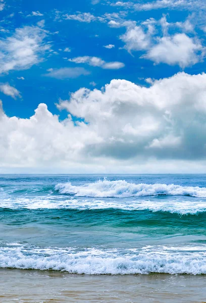 Tropisk Strand Gul Varm Sand Sommerhav Med Himmel Vertikalt Bilde – stockfoto