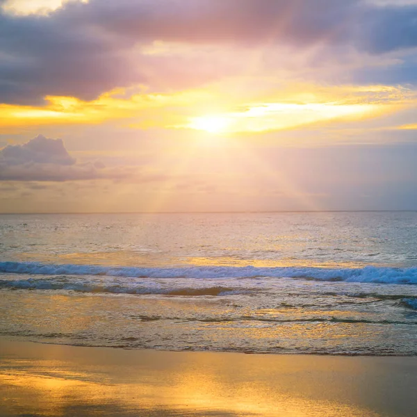 从海底升起的太阳 五彩斑斓的海滩 — 图库照片