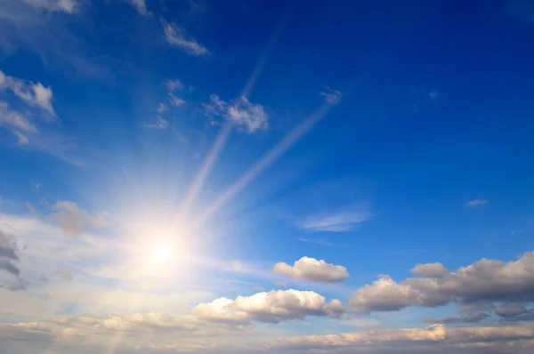 Güzel Mavi Yaz Gökyüzü Kabarık Bulutlar Parlak Güneş Arka Planda — Stok fotoğraf