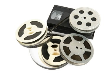Film makarası ve video kaseti beyaz arkaplanda izole edildi.