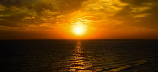 Wschód Słońca Nad Tłem Morza Kolorowa Plaża Oceaniczna Szerokie Zdjęcie — Zdjęcie stockowe
