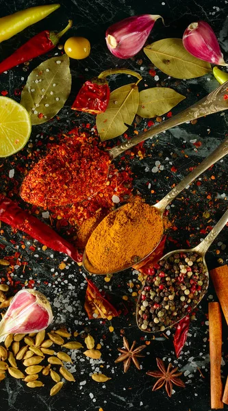Veel Verschillende Specerijen Aromatische Kruiden Een Donkere Tafel Verticale Foto — Stockfoto