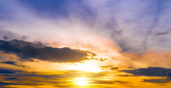 Закат Небе Яркими Облаками Широкое Фото — стоковое фото