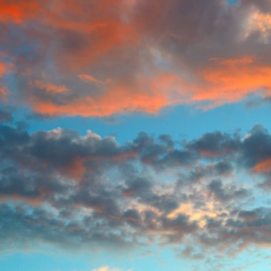 Gökyüzünde gün batımı Parlak bulutlarla.