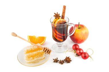 Beyaz arka planda izole edilmiş şarap, bal ve Noel dekoru..